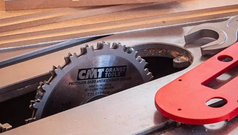 Are Table Saw Blades Reverse Threaded